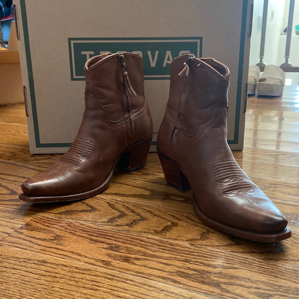 Brown Women’s Daisy Tecovas Boot in size 8 1/2 B, worn but still in good shape